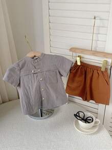 SHEIN Baby Boy Stand Collar Patched Kangaroo Pocket Top Solid Color Shorts 2Pcs/Set