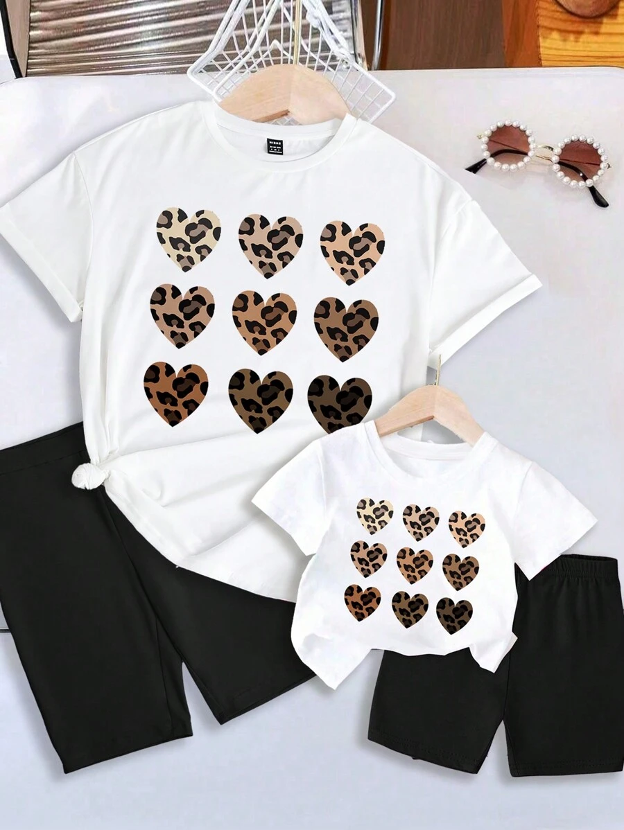 SHEIN LUNE 親子裝豹紋心形圖案簡約圓領短袖T卹，適合夏季，適中大小女士兩件套愛心外出裝扮 - 黑與白 - 查看 1