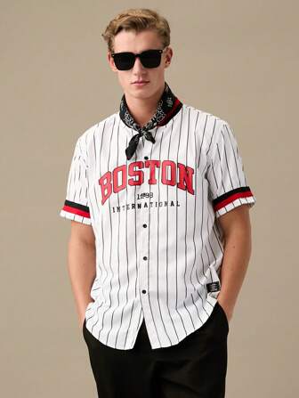 Camisa de cuello de béisbol con paneles de contraste, rayas y gráfico de letras para hombres, de vuelta al colegio