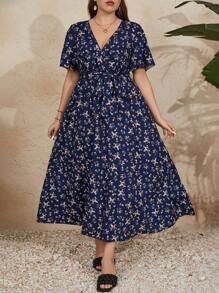 SHEIN Clasi 大码女式夏季假日风格流苏花卉印花 V 领荷叶边短袖长裙 - 藍色 - 查看 1