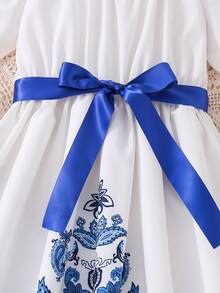 Vestido blanco elegante de tirantes finos para adolescente con diseño de flores azules y blancas, perfecto para vacaciones y actividades al aire libre - Azul y blanco - Ver 3