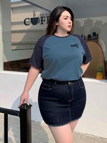 Dazy Plus Camiseta de talla grande de manga raglán corta y holgada con hombros caídos y estampado de letras - Neblina azul - Ver 5