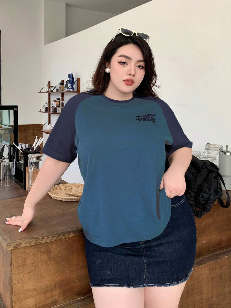 Dazy Plus Camiseta de talla grande de manga raglán corta y holgada con hombros caídos y estampado de letras - Neblina azul - Ver 1