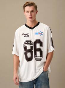 Manfinity VCAY 宽松男式撞色 V 领字母与数字印花 T 恤，返校季 - 白色 - 查看 3