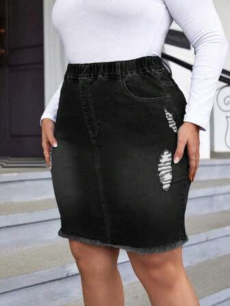 SHEIN Privé 大尺碼休閒破洞牛仔裙,具有提臀效果,適合出外活動穿著