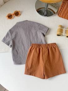 SHEIN Baby Boy Stand Collar Patched Kangaroo Pocket Top Solid Color Shorts 2Pcs/Set