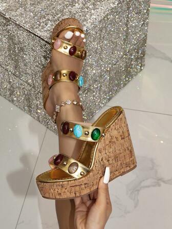 女士楔形高跟涼鞋，彩色扣飾與超高跟