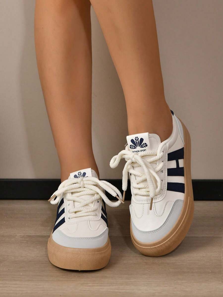 Tenis casuales y deportivos de moda en color blanco, nuevos modelos 2024 de nicho estilo retro con suela plana para mujer, zapatos versátiles para primavera/otoño - Azul - Ver 1