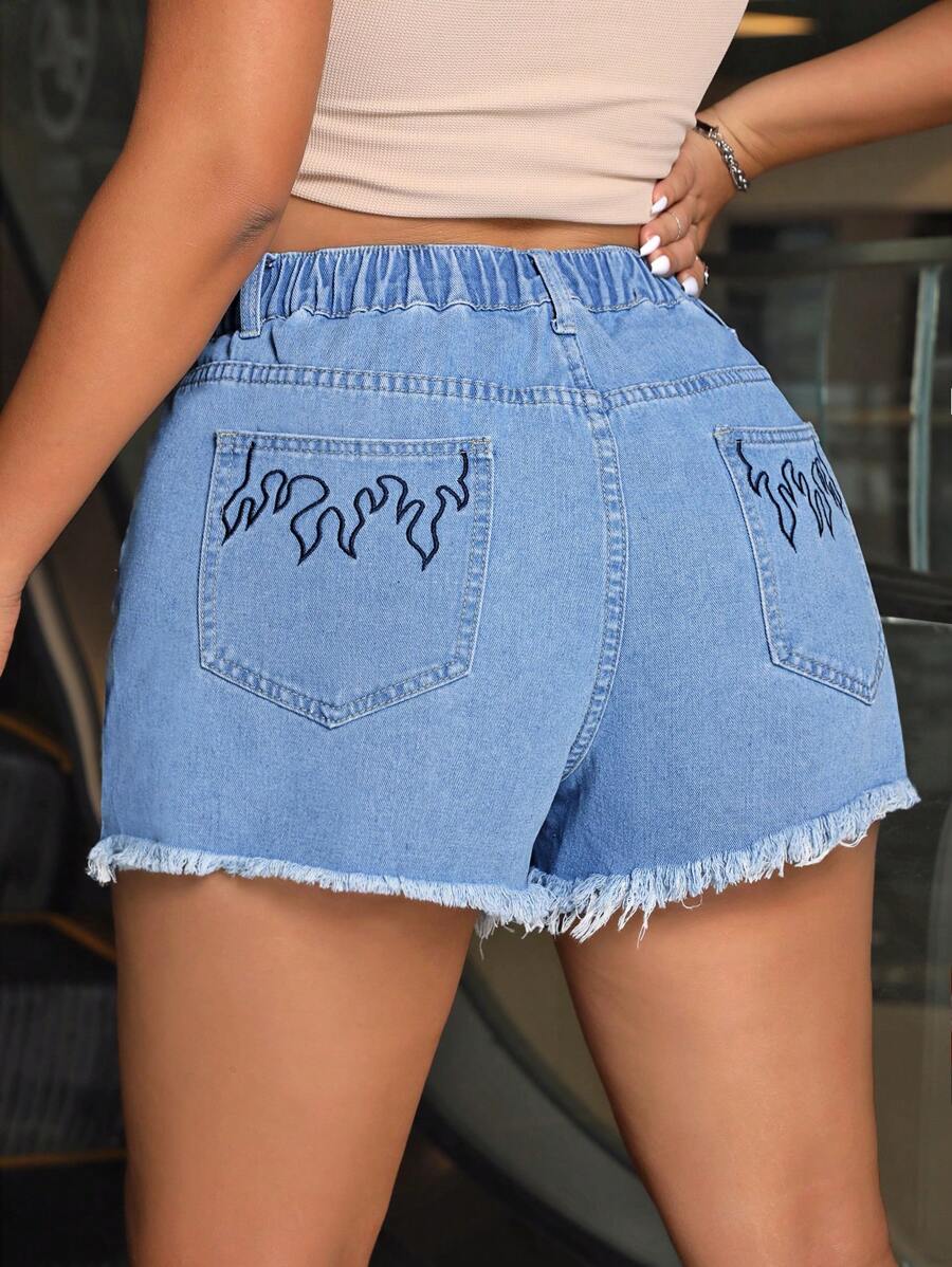SHEIN ICON 夏季加大碼休閒火焰刺繡短牛仔褲，磨邊設計 - 淺色水洗藍 - 查看 1