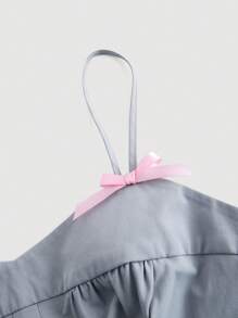 SHEIN MOD 夏季款式套裝，包括有彈性腰圍A字型喇叭褶裙和細肩帶上衣，帶有蕾絲花朵補丁和胸前褶紋擺。