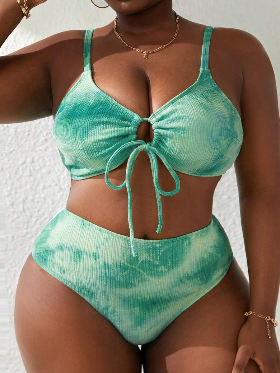 SHEIN Swim Curve 夏季海灘加大碼打結染色比基尼套裝，前面有摺褶打結細節。包含胸罩和比基尼下擺。 - 綠色 - 查看 1