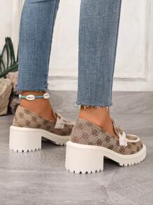 女性楔型高跟鞋和厚底鞋，卡其色鞋子帶有金屬扣裝飾，復古花紋平底鞋和瑪麗珍鞋 - 卡其色 - 查看 6