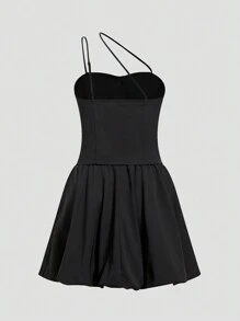 SHEIN Privé Conjunto de camisa de tirante con botón único para hombro descubierto y falda de burbujas de cintura alta sin mangas para mujeres, verano - Negro - Ver 6