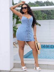 SHEIN SXY Robe en jean grande taille à mini longueur, conception sexy sans manches avec bretelles élastiques et couleur bleue