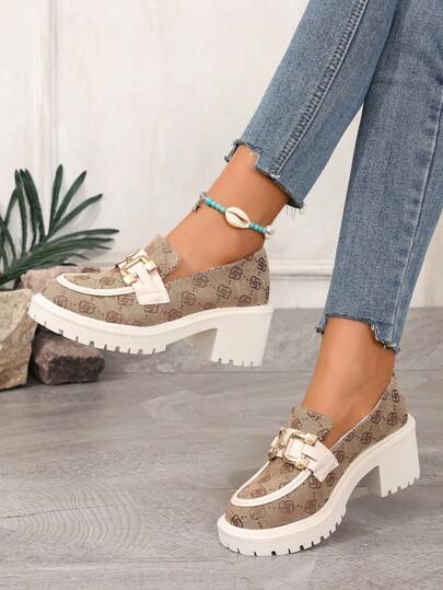 حذاء كعب سميك نسائي بلون كاكي وزخرفة بإبزيم معدني، حذاء لوفرز نمط زهور رجعي وحذاء ماري جينز