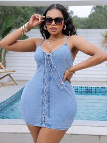 SHEIN SXY Robe en jean grande taille à mini longueur, conception sexy sans manches avec bretelles élastiques et couleur bleue