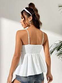 SHEIN EZwear Top de tirantes tejido blanco con decoración de botones, dobladillo con volantes para llevar de forma casual para mujeres