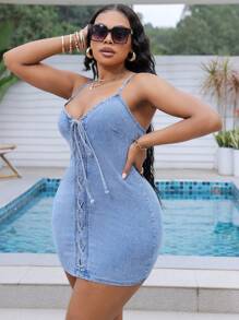 SHEIN SXY Robe en jean grande taille à mini longueur, conception sexy sans manches avec bretelles élastiques et couleur bleue