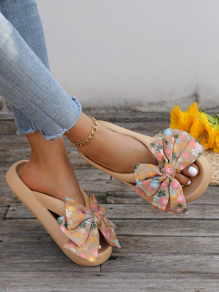 Chanclas de plástico antideslizantes con plataforma para las vacaciones de verano en la playa, sandalias simples y versátiles para mujeres con decoración DIY de lazo y estampados aleatorios - Caqui - Ver 1
