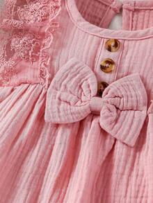 Vestido de bebê de verão com decote redondo e laço de renda em cores sólidas e decoração com laço - Rosa chiclete - Visão 5