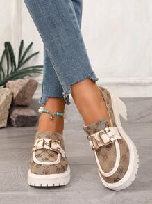 女性楔型高跟鞋和厚底鞋，卡其色鞋子帶有金屬扣裝飾，復古花紋平底鞋和瑪麗珍鞋 - 卡其色 - 查看 5