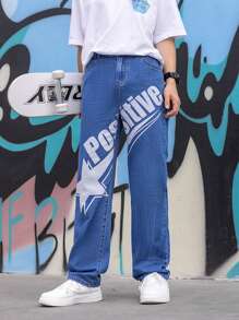 Jeans casuales y frescos para adolescentes, de tiro bajo, corte cónico y grandes, lavado azul medio con eslogan de estilo callejero y estampado de estrellas