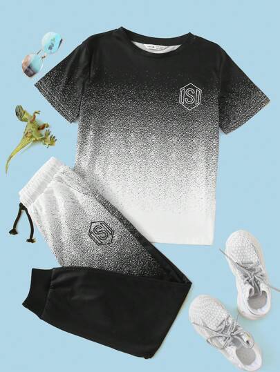 طقم لولد المراهق بالحرف الأول من الكلمة وتدرج لوني في القميص والسروال الرياضي