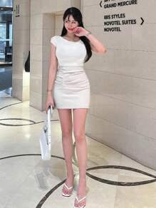 DAZY Áo thun ngắn tay cổ bất đối xứng màu trơn cho mùa hè - trắng - Xem 8