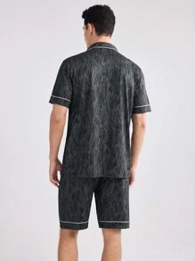 Conjunto de ropa de hogar para hombre con camiseta estampada completa con ribete de contraste y pantalon corto