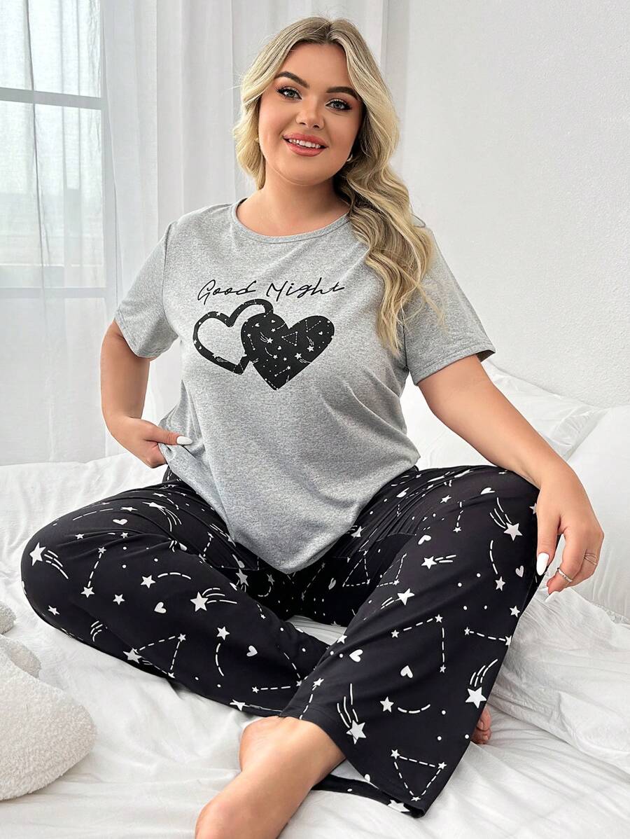 Conjunto de pijama de talla grande para mujer con parte superior de manga corta con cuello redondo con estampado de corazones y letras, y pantalones con estampado de cielo estrellado - Multicolor - Ver 1