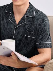 Conjunto de ropa de hogar para hombre con camiseta estampada completa con ribete de contraste y pantalon corto