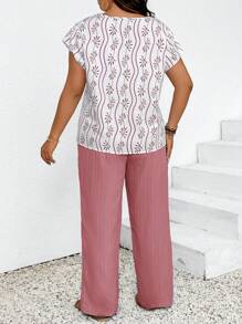 SHEIN Frenchy 大码女式波西米亚风夏季度假风格植物印花 V 领蝙蝠袖衬衫和裤子休闲两件套 - 紅色 - 查看 2