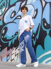 Jeans casuales y frescos para adolescentes, de tiro bajo, corte cónico y grandes, lavado azul medio con eslogan de estilo callejero y estampado de estrellas