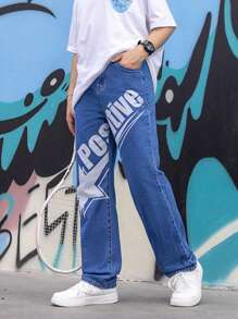 Jeans casuales y frescos para adolescentes, de tiro bajo, corte cónico y grandes, lavado azul medio con eslogan de estilo callejero y estampado de estrellas