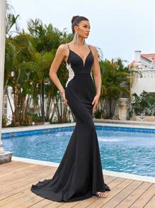 SHEIN Belle Đầm dây cổ chữ V đính kim cương trang nhã và đơn giản với chi tiết thêu và đính 3D, lưng khoét gợi cảm và thiết kế đường mòn có đường cắt lấp lánh - màu đen - Xem 3