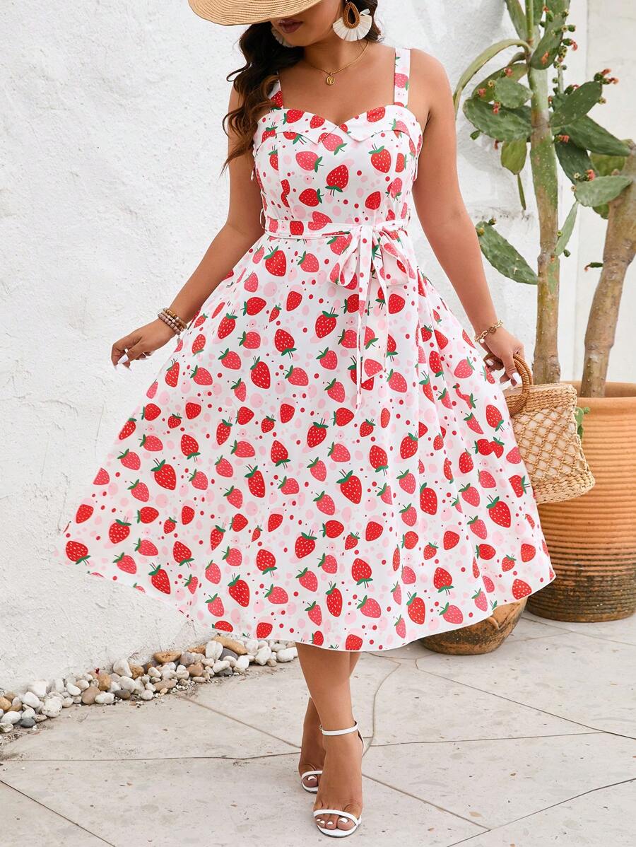 SHEIN SunnyBelle 大码夏季无袖草莓印花复古法式宽肩带连衣裙度假海滩装女装 - 彩色 - 查看 1