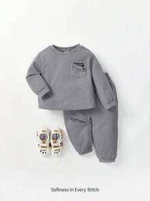 Cozy Pixies Baby Boy Letter Graphic Patched Pocket Tee & Sweatpants Matching Set