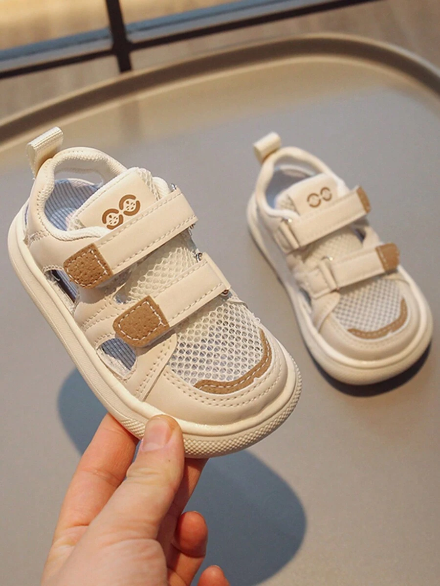 Un paio di sandali sportivi alla moda per ragazzi e ragazze, comodi, traspiranti, antiscivolo, adatti per la primavera e l\"autunno, attività all\"aperto e al chiuso, adatti per bambini piccoli e infanti durante tutto l\"anno e come scarpe casual per gli studenti universitari