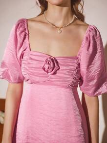 Aveloria Rosie 時尚顯年輕女士短裙，具有光澤表面、3D花卉裝飾、修身腰身和泡泡袖設計 - 玫紅色 - 查看 4