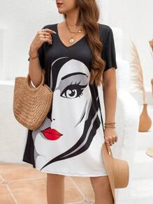 SHEIN LUNE 大尺碼女性肖像印花V領短袖連衣裙 - 彩色 - 查看 1