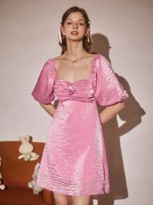 Aveloria Rosie 時尚顯年輕女士短裙，具有光澤表面、3D花卉裝飾、修身腰身和泡泡袖設計 - 玫紅色 - 查看 7