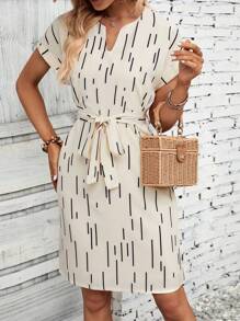 Breezaya 滿版印花缺口領蝙蝠袖繫腰帶洋裝 - 米色 - 查看 6