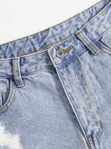 SHEIN EZwear Shorts en denim déchiré à l"ourlet à franges pour femmes pour les saisons de printemps et d'été.