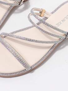 新款夏季鑲鑽裝飾羅馬風格假日平底涼鞋，柔軟大底