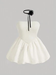 SHEIN MOD 大码女式卡其色 3D 花朵点缀时尚褶饰荷叶边下摆抹胸上衣 - 杏色 - 查看 1