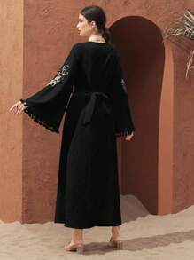 Al Najma Vestido largo modesto de manga larga con cuello en V, decorado con bordados, elegante estilo árabe tradicional, kaftan - Negro - Ver 2