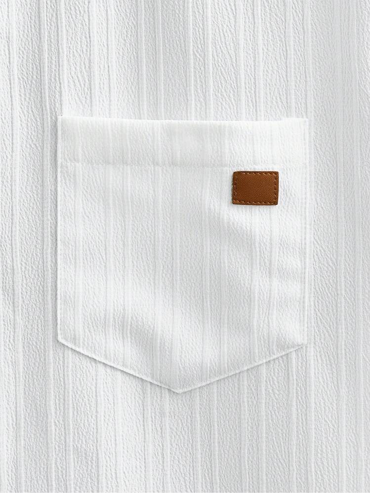 Manfinity RebelGame Conjunto de dos piezas de camisa casual tejida de manga corta para hombre, con parches decorativos en el bolsillo y pantalones cortos holgados para verano - Multicolor - Ver 8