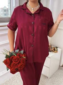 Bộ đồ ngủ Pijama cỡ lớn cho nữ có túi thêu chữ, áo thun tay ngắn cổ bẻ họa tiết sọc Jacquard và quần dài - Màu Đỏ Sâu - Xem 5