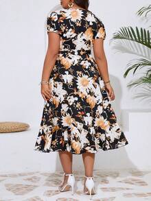 SHEIN Clasi Robe imprimée fleurie col en V, manches bouffantes courtes et taille à nouer pour les femmes grandes tailles style vacances d"été - Multicolore - Voir 2