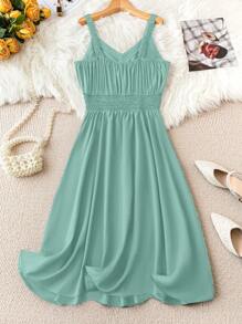SHEIN Clasi Vestido de talla grande de verano con sencillo escote en V, cinching de cintura y tirantes finos